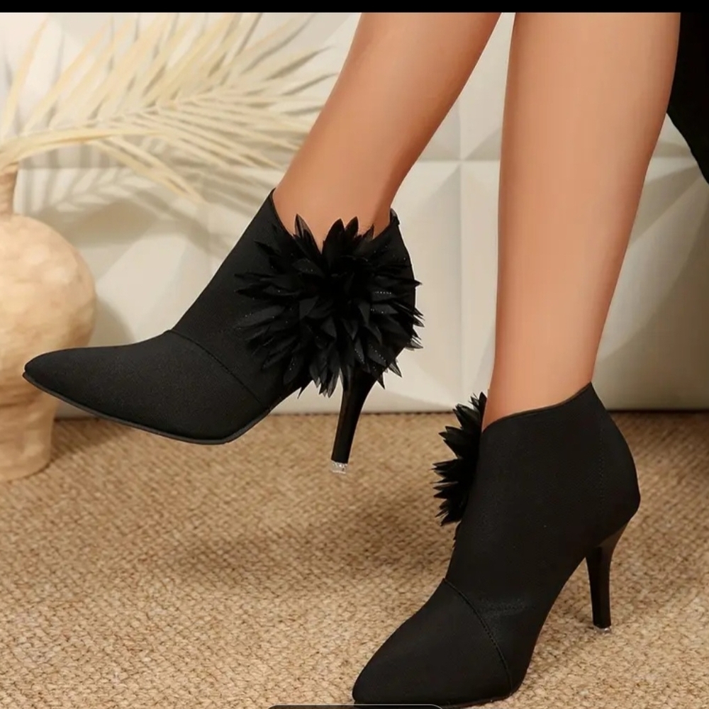 Chic Black Heels with Floral Detail - Picture 2 of 5